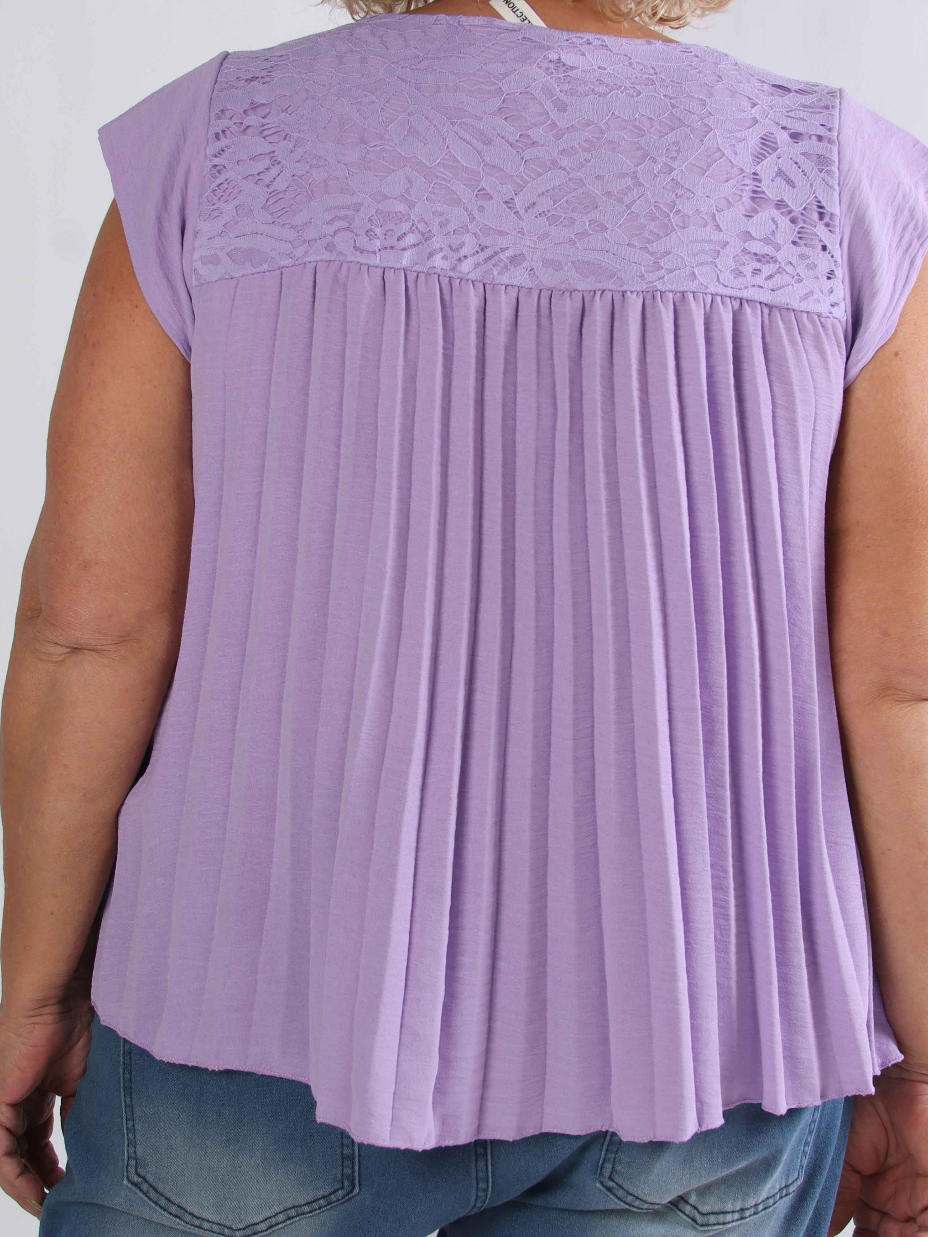 Nancy Lace Shirt - Sød plus size tunika med plisseringer og blonde